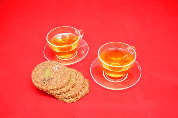 Zwei Tassen Grüner Tee Auf Rotem Hintergrund — Stockfoto