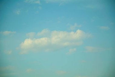 Beyaz bulutlu mavi gökyüzü