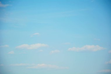 Beyaz bulutlu mavi gökyüzü