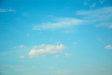 Beyaz bulutlu mavi gökyüzü