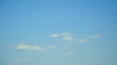 Beyaz bulutlu mavi gökyüzü