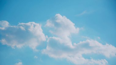 Beyaz bulutlu mavi gökyüzü