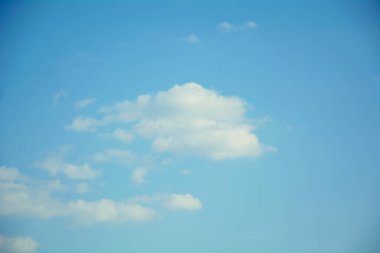 Beyaz bulutlu mavi gökyüzü