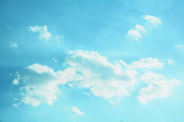 Beyaz bulutlu mavi gökyüzü