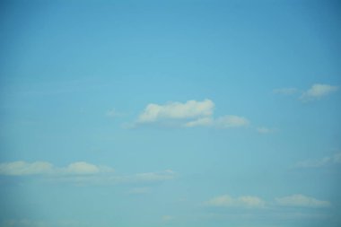 Beyaz bulutlu mavi gökyüzü