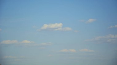 Beyaz bulutlu mavi gökyüzü