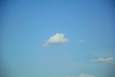 Beyaz bulutlu mavi gökyüzü