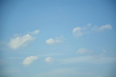 Beyaz bulutlu mavi gökyüzü