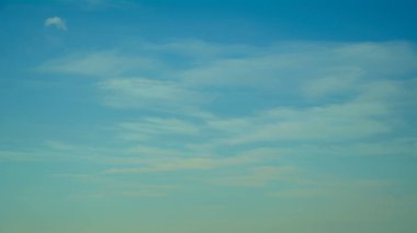 Beyaz bulutlu mavi gökyüzü