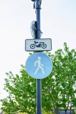 Sütunun üzerindeki yol işareti