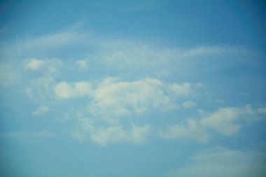 Beyaz bulutlu mavi gökyüzü