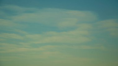 Beyaz bulutlu mavi gökyüzü