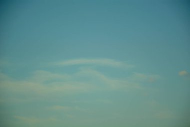 Beyaz bulutlu mavi gökyüzü