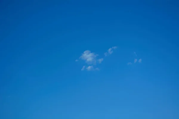 Céu Azul Com Nuvens Brancas — Fotografia de Stock