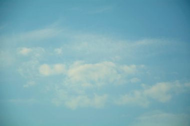 Beyaz bulutlu mavi gökyüzü