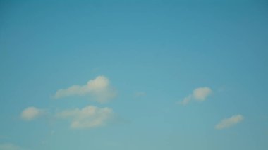 Beyaz bulutlu mavi gökyüzü