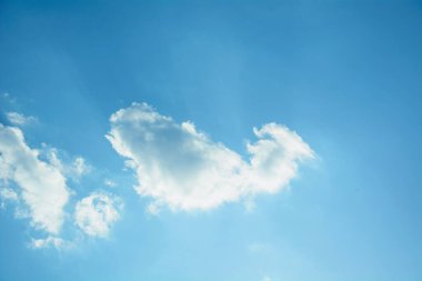 Beyaz bulutlu mavi gökyüzü