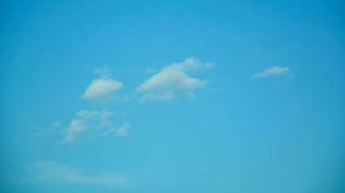 Beyaz bulutlu mavi gökyüzü