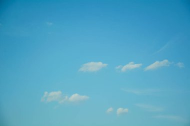 Beyaz bulutlu mavi gökyüzü