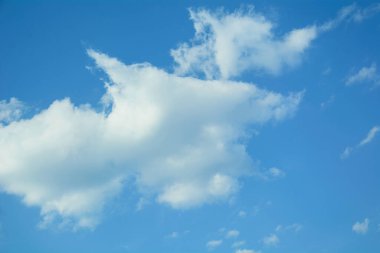 Beyaz bulutlu mavi gökyüzü