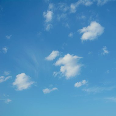 Beyaz bulutlu mavi gökyüzü