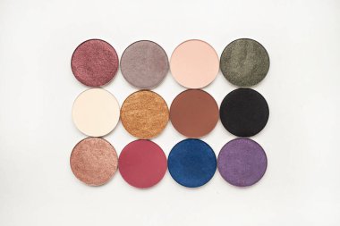 Güzellik konsepti Beyaz arka planda yuvarlak şekilli on iki farklı gölge tonu