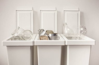 Çevre dostu yaşam tarzı ve belediyenin katı atıklarının işlenmesi. Cam ve plastik kaplı üç beyaz kap.