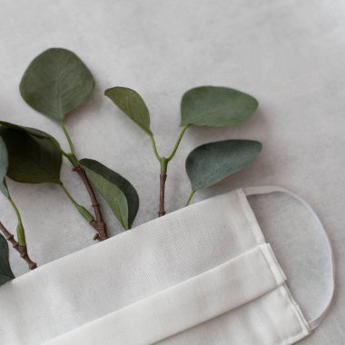 Kişisel koruma ekipmanlarını kapatın. Pamuk maske ve okaliptüs. Virüs salgını savunma kavramı