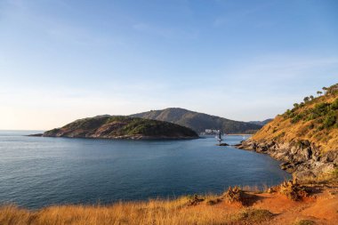 Bir koyda Phuket günbatımı.