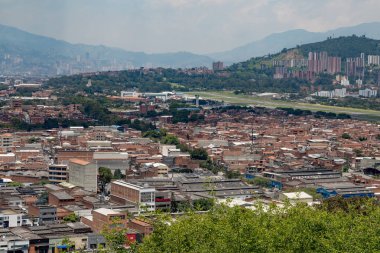 Öğleden sonra Havaalanı şehir manzaralı.