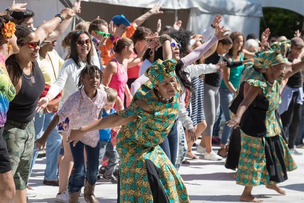 Kalabalık kızılcık Festiva önde gelen dansçılar; Atlanta.
