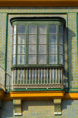 İspanyol taş ve ahşap cephe