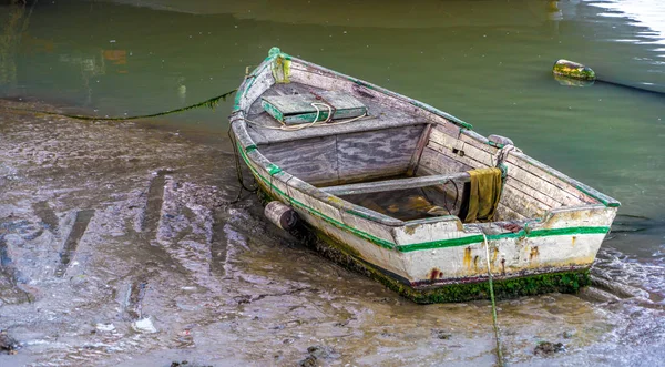 Старий човні в відливу — стокове фото
