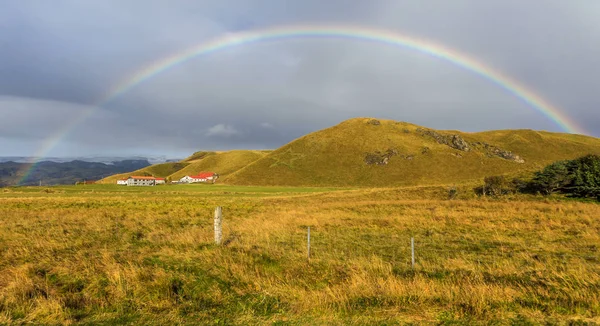 Island lantlig gård med regnbåge — Stockfoto