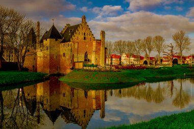 Fotoğraf Kuzey Hollanda 'da çekilmiş bir kaleyi gösteriyor.
