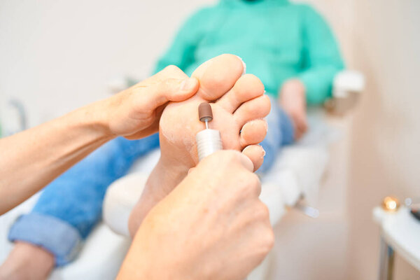 женщина мастер педикюр мужчина
.