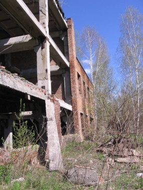 Eski yıkılmış bina, gereksiz bir bina.