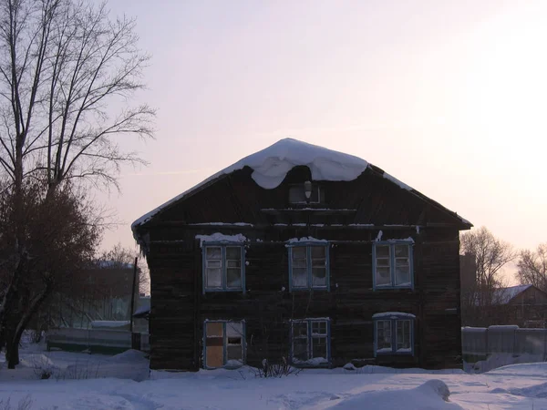 Viejo apartamento de madera casa barraca vivienda en ruinas en invierno —  Fotos de Stock