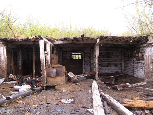 Vieja casa de madera en ruinas con constructio innecesario deshabitado —  Fotos de Stock