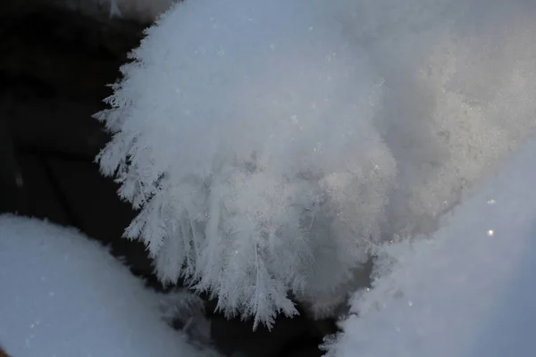 Biały mrożony śnieg lodu w płatkach śniegu w zimie — Zdjęcie stockowe