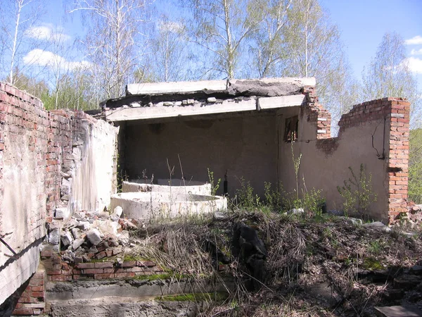 Стара зруйнована будівля з житловим будинком непотрібна — стокове фото