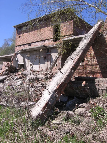 Stary zniszczony budynek z budynkiem mieszkalnym niepotrzebne — Zdjęcie stockowe