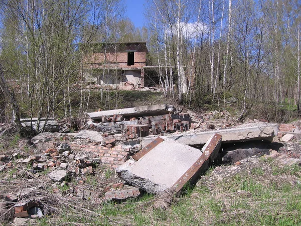 Den gamla förstörda byggnaden med bostadsbyggnad onödig — Stockfoto