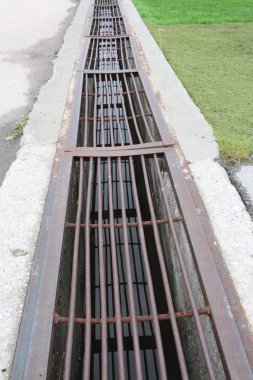 Su kanalındaki oluk metal bir ızgarayla kapanmış.