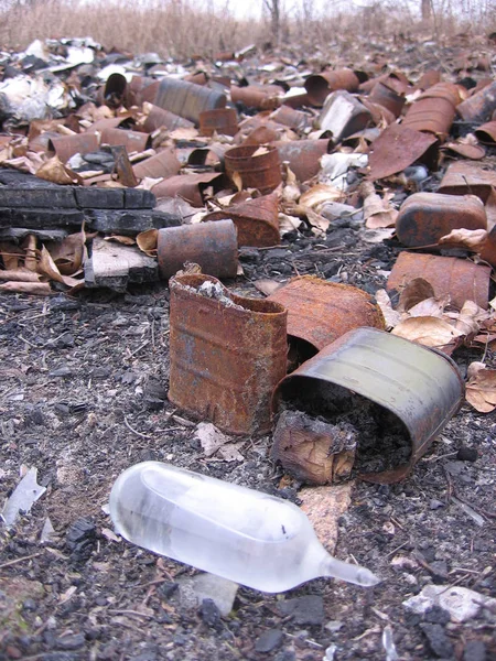 Παλιά Σπασμένα Σκουριασμένα Μεταλλικά Δοχεία Βρίσκονται Ένα Σκουπιδότοπο Κοντά Φιαλίδια — Φωτογραφία Αρχείου