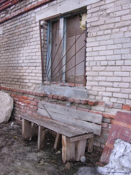 Una Vieja Ventana Rota Con Cristales Rotos Una Casa Ladrillo — Foto de Stock