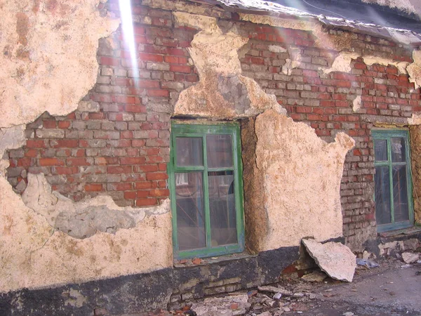 廃墟と化したレンガ造りの家に壊れたガラスの古い窓 — ストック写真