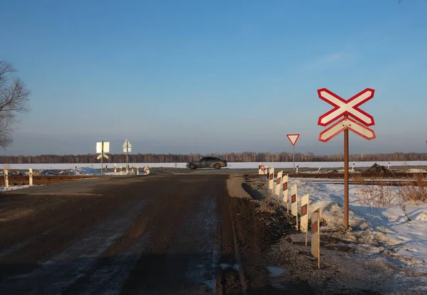 Train crossing over tracks for cars with warning sign train is c — Stock Photo, Image