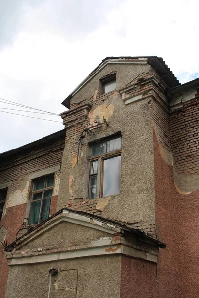 Vieux Bâtiment Ruine Avec Sales Fenêtres Cassées Sur Façade Figurée — Photo