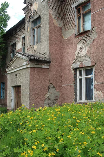 Старое Разрушенное Здание Грязными Разбитыми Окнами Фигурном Фасаде Является Историческим — стоковое фото